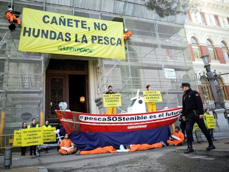 Greenpeace in Polonia e in Spagna contro la pesca distruttiva