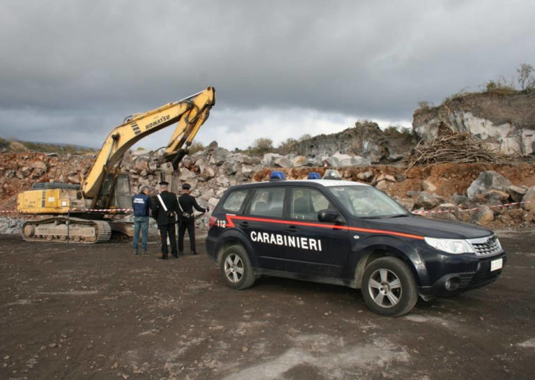 Cava abusiva nel parco dell’Etna