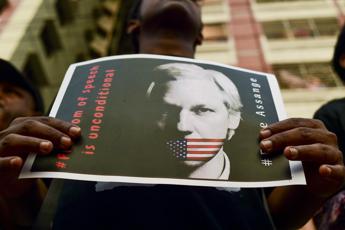 Assange e l’estradizione in Usa, mobilitazione a sostegno del giornalista: “Minacciata la libertà di stampa”