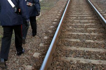 Napoli, treno contro frigorifero lasciato sui binari