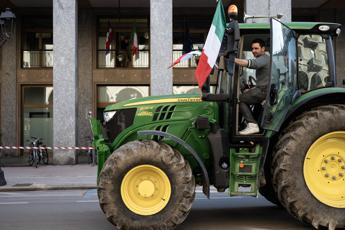 Trattori in partenza verso Sanremo: “Portiamo la nostra protesta all’Ariston”