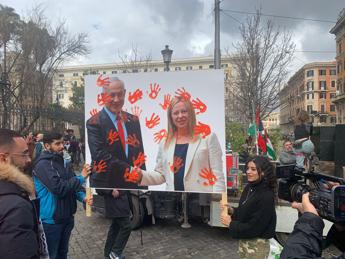 Corteo Roma, foto Netanyahu-Meloni con mani insanguinate