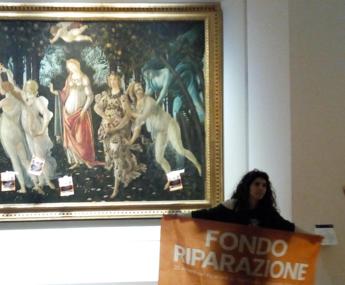 Uffizi, blitz Ultima generazione: volantini attaccati alla Primavera di Botticelli