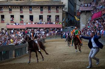 Palio di Siena 17 agosto, Lupa trionfa: vince il fantino Velluto