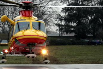 Vicenza, piccolo aereo atterra fuori pista ad Asiago: 4 feriti, grave il pilota