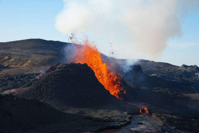 magma volcano-6536876_1280 Foto di Berdan Mardinly da Pixabay