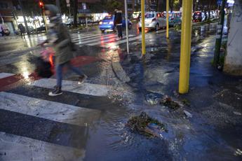 Bomba d’acqua nella notte su Roma, tempesta di fulmini e strade allagate – Video