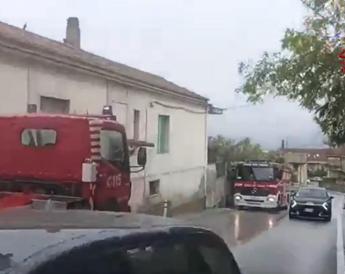 Maltempo oggi in Abruzzo, Pescara in tilt per pioggia: strade come fiumi