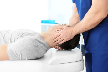 Osteopatia, si riaccende il dibattito: è una tecnica sicura?