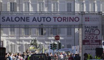 Torino, auto da rally sulla folla in piazza San Carlo: 3 feriti