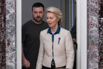 Ucraina, dall’Ue il maxi prestito da 35 miliardi a Kiev: il piano di von der Leyen