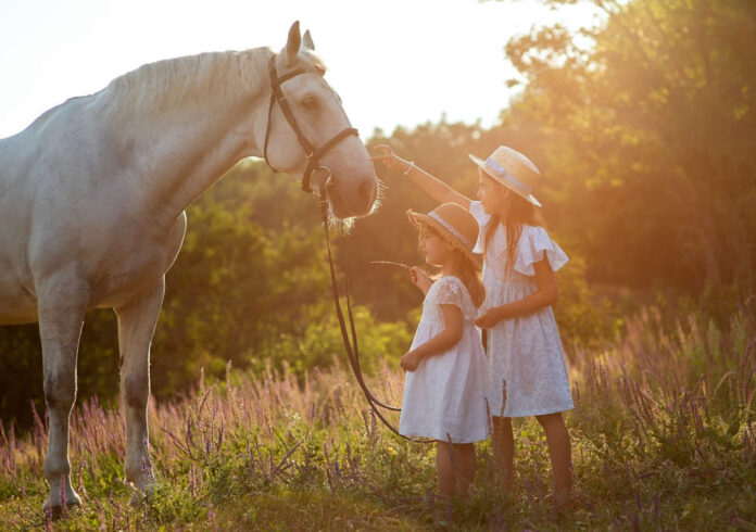 cavalli bambini sisters-7103501_1280 Foto di Лилия Арсланова da Pixabay